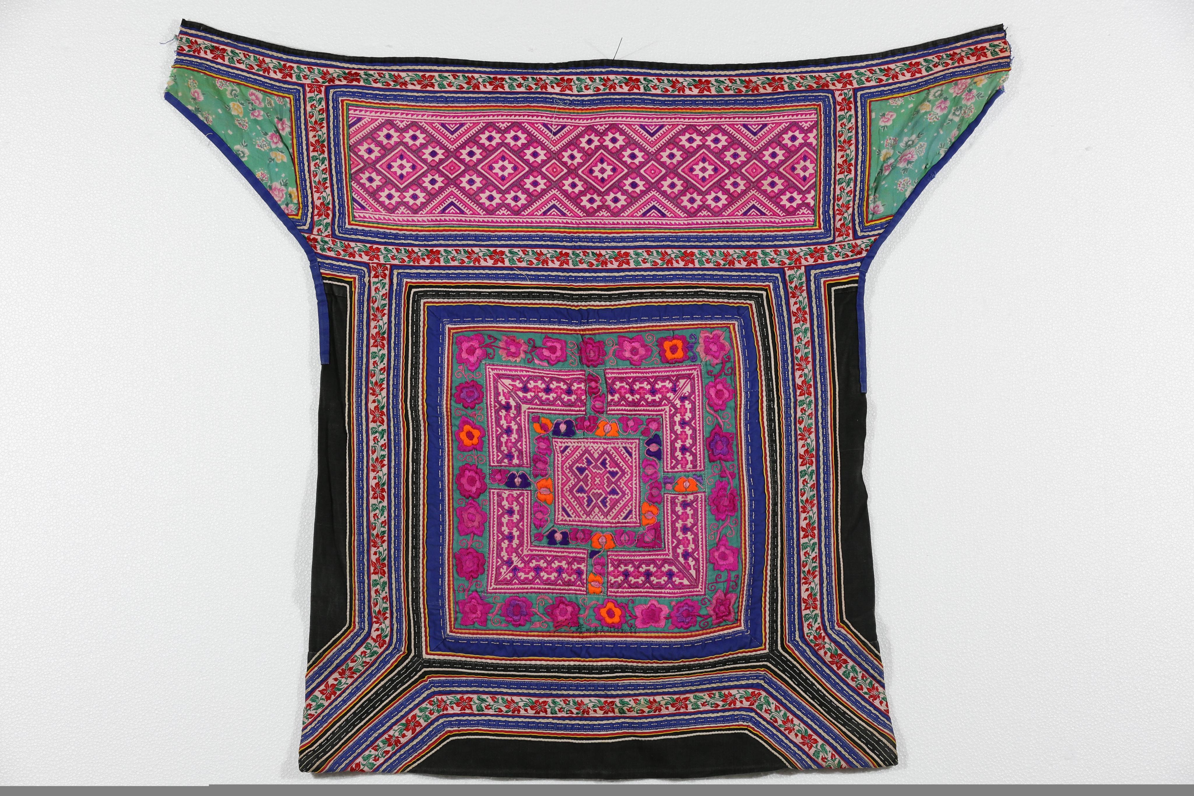 当代云南文山苗族花卉纹几何纹平绣背带片