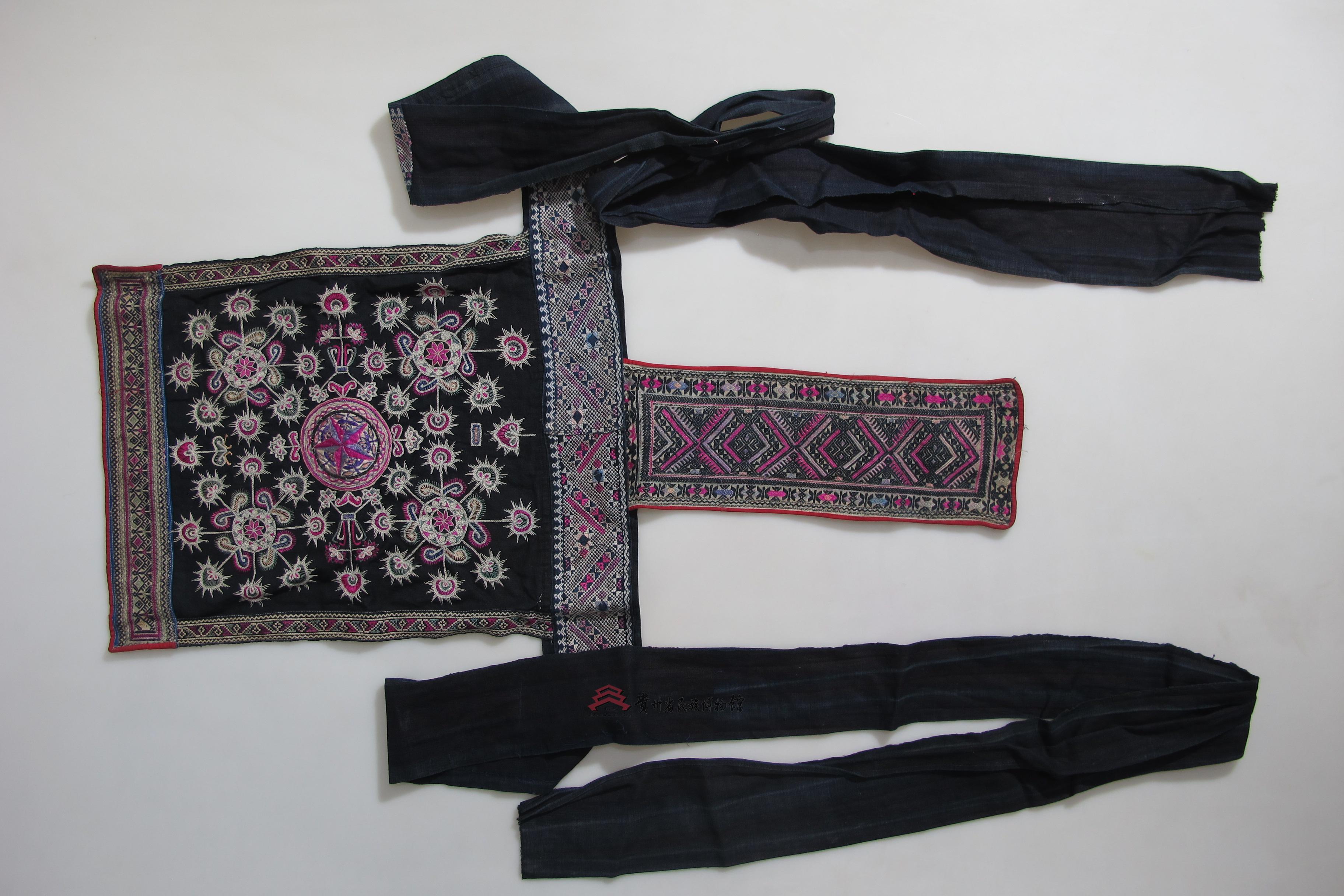 当代湖南靖州苗族黑布锁绣花纹背扇