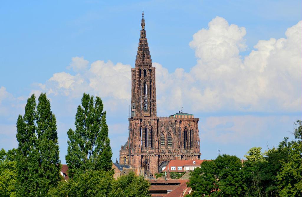 (cathedrale notre-dame),坐落于法国斯特拉斯堡(strasbourg)市中心