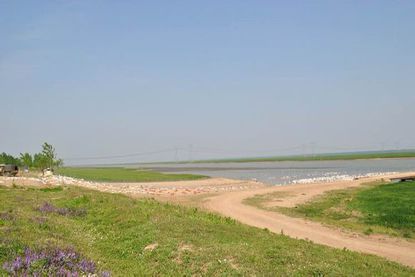 东接五图河农场,南临新沂河与灌南县接壤,图河镇境内省道324,省道242