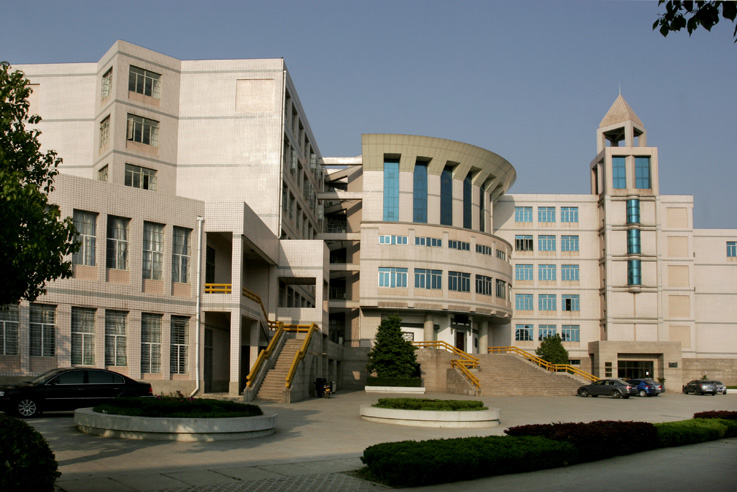  p>安徽建筑大学( i>anhui jianzhu university /i>),简称安建大,坐落