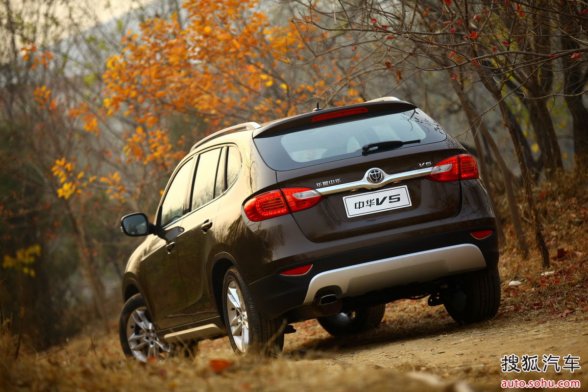  p>中华v5是中华汽车推出的首款suv车型,车头线条圆润,前保险杠非常