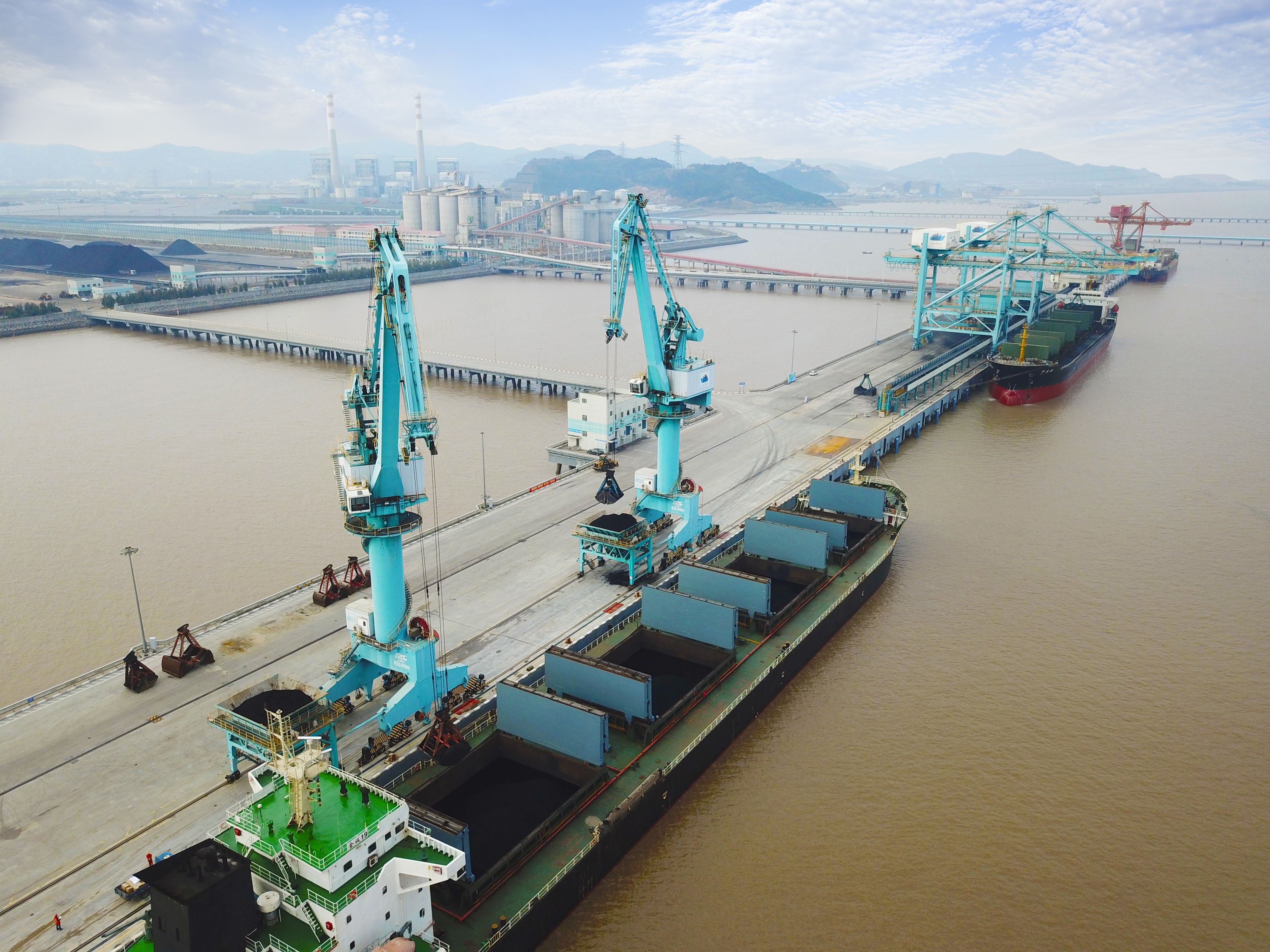 地处浙江南部,东南沿海黄金海岸线中部,是中国二十五个主要港口之一和