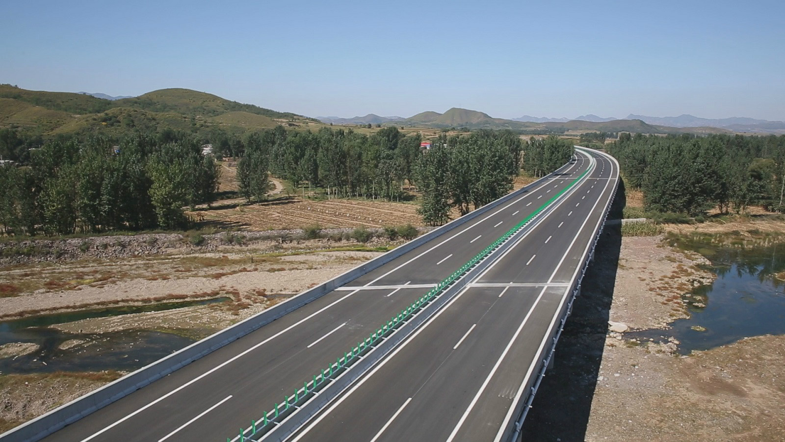 cus0fb">建兴高速是指辽宁省葫芦岛市的建昌至辽宁省兴城市的高速公路