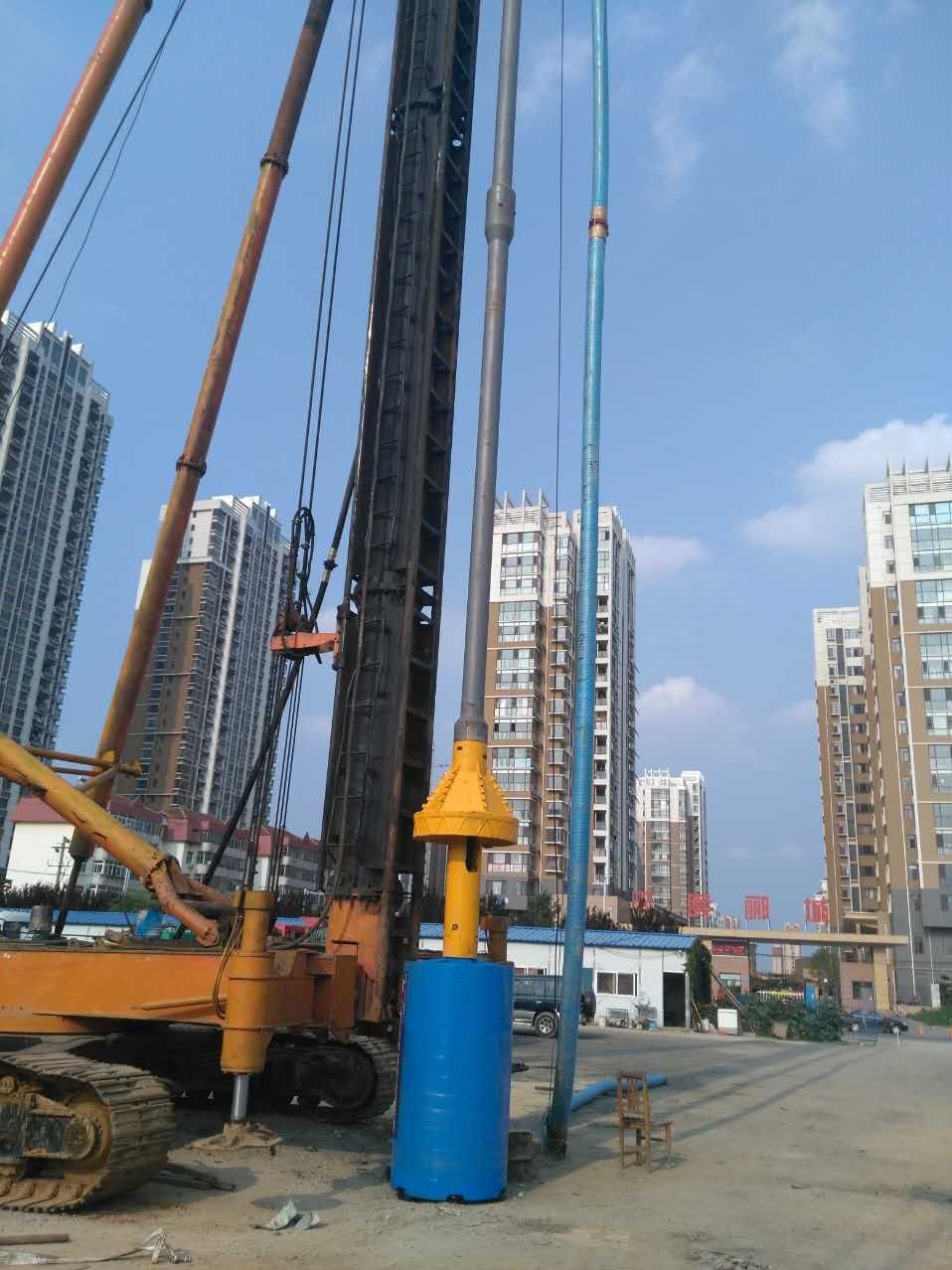  p>用潜孔锤(风动冲击器)配合钻机和相应的钻具进行的冲击回转钻进.