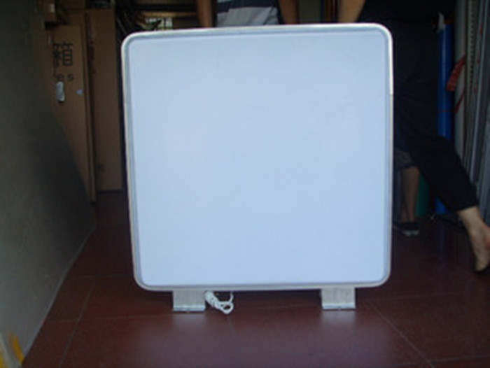 制至一定温度后结合雕刻模具按设计需求挤压成型的箱体式中空广告载体