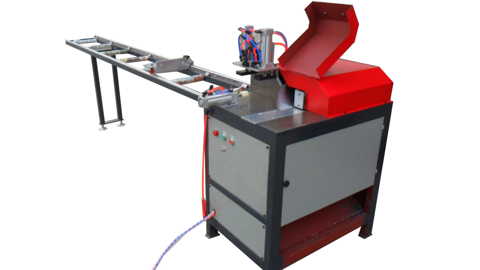 铝材切割机刀具是圆形锯片,锯片镶硬质合金刀粒,锯片主轴转速2000