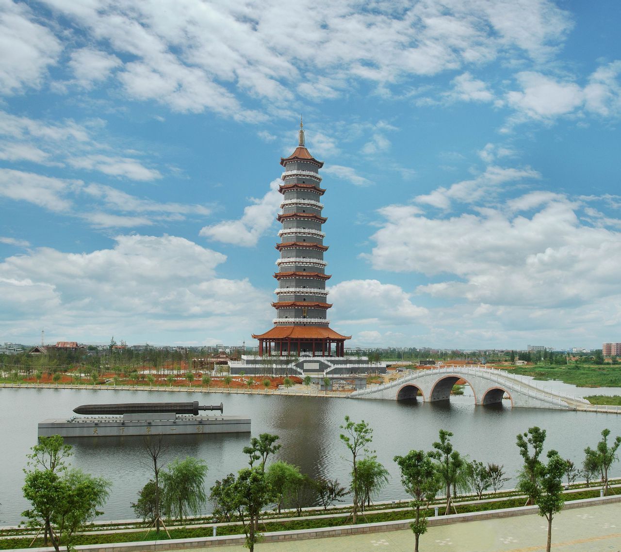  p>和合塔位于 a target="_blank" href="/item/丰水湖/3103118" data