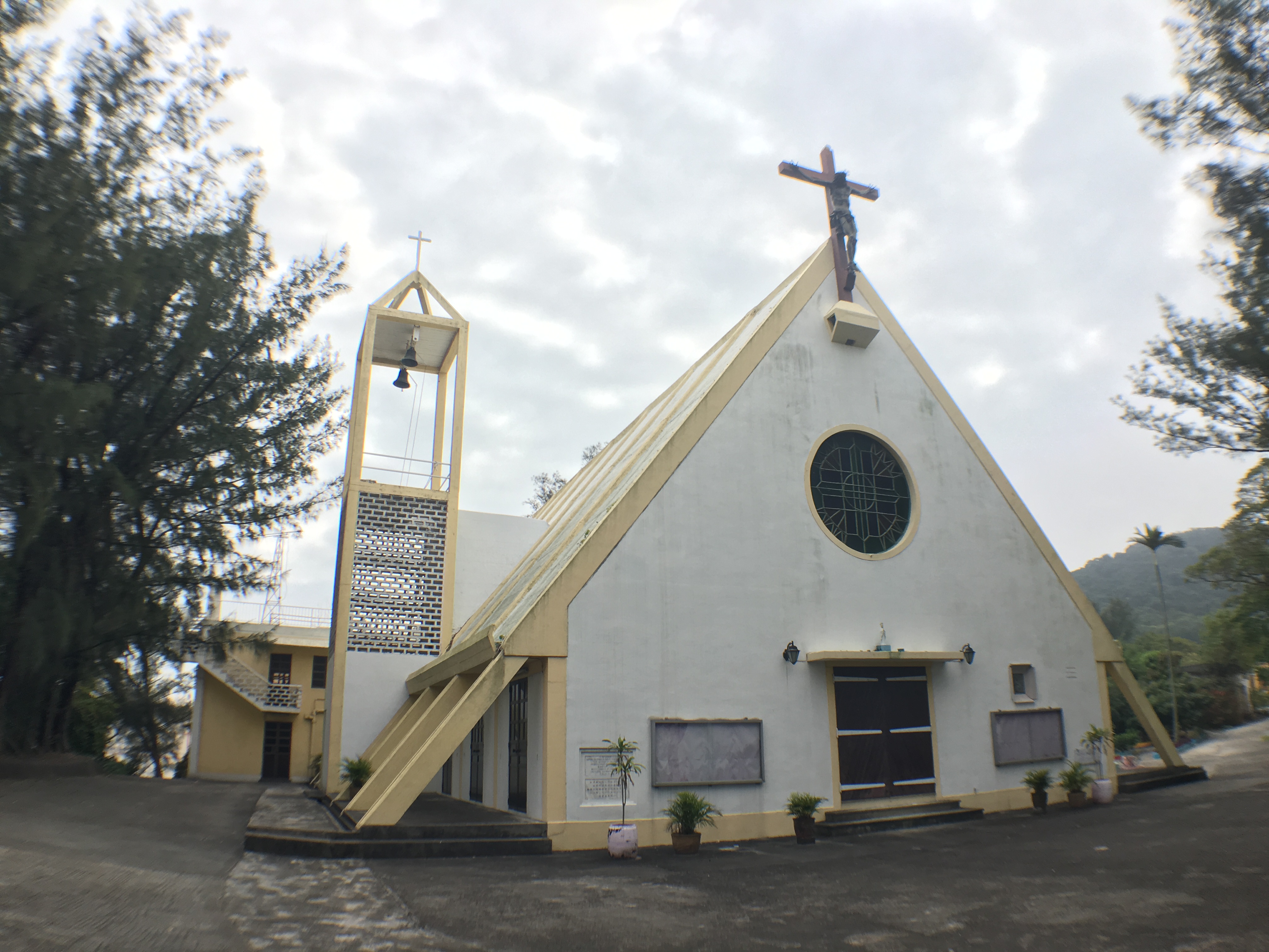 之母天主堂即七苦圣母小堂,建于1966年,位于路路环九澳圣母马路圣母村