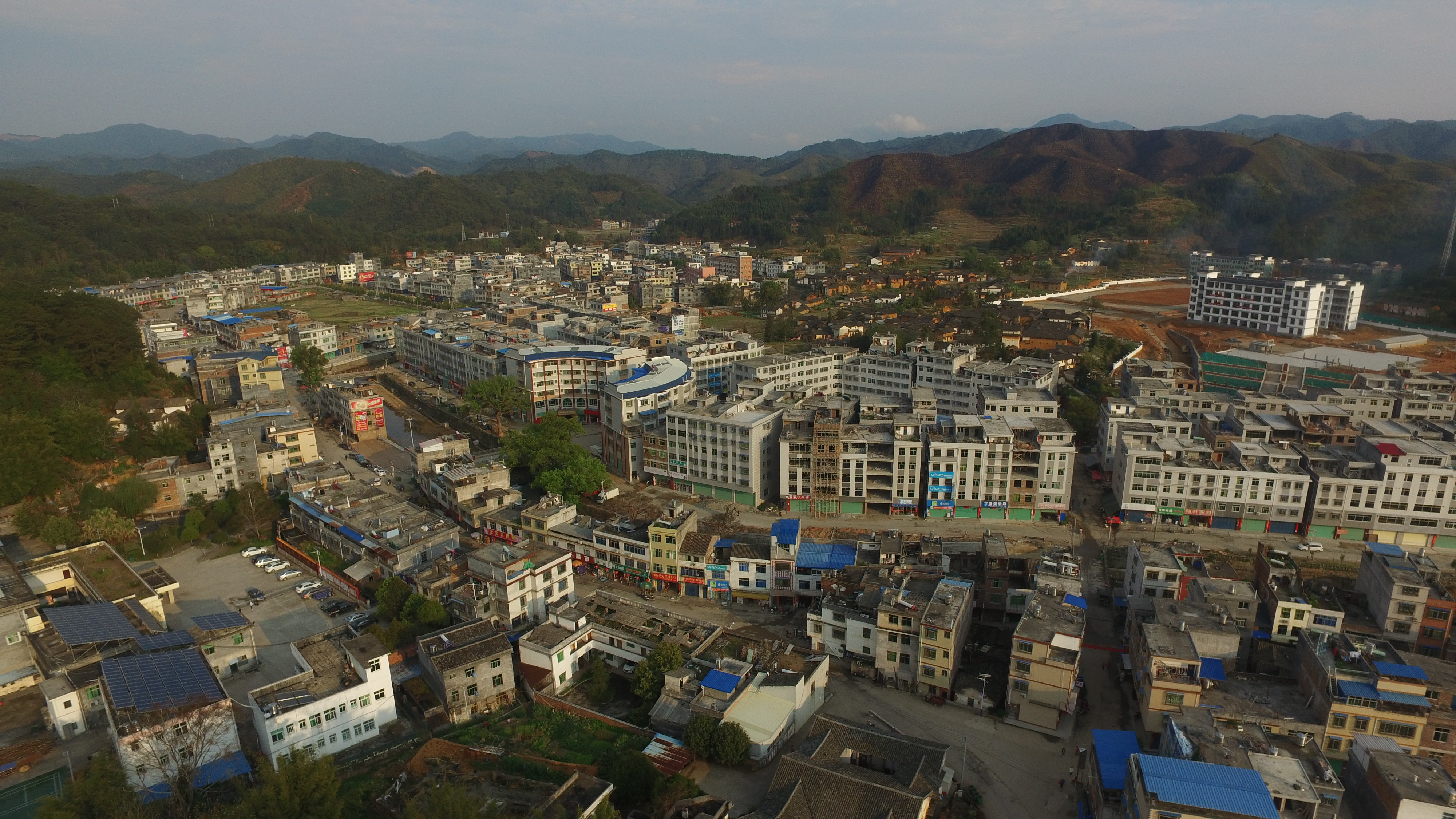 鹅公镇,隶属于江西省赣州市 a target="_blank" href="/item/定南县