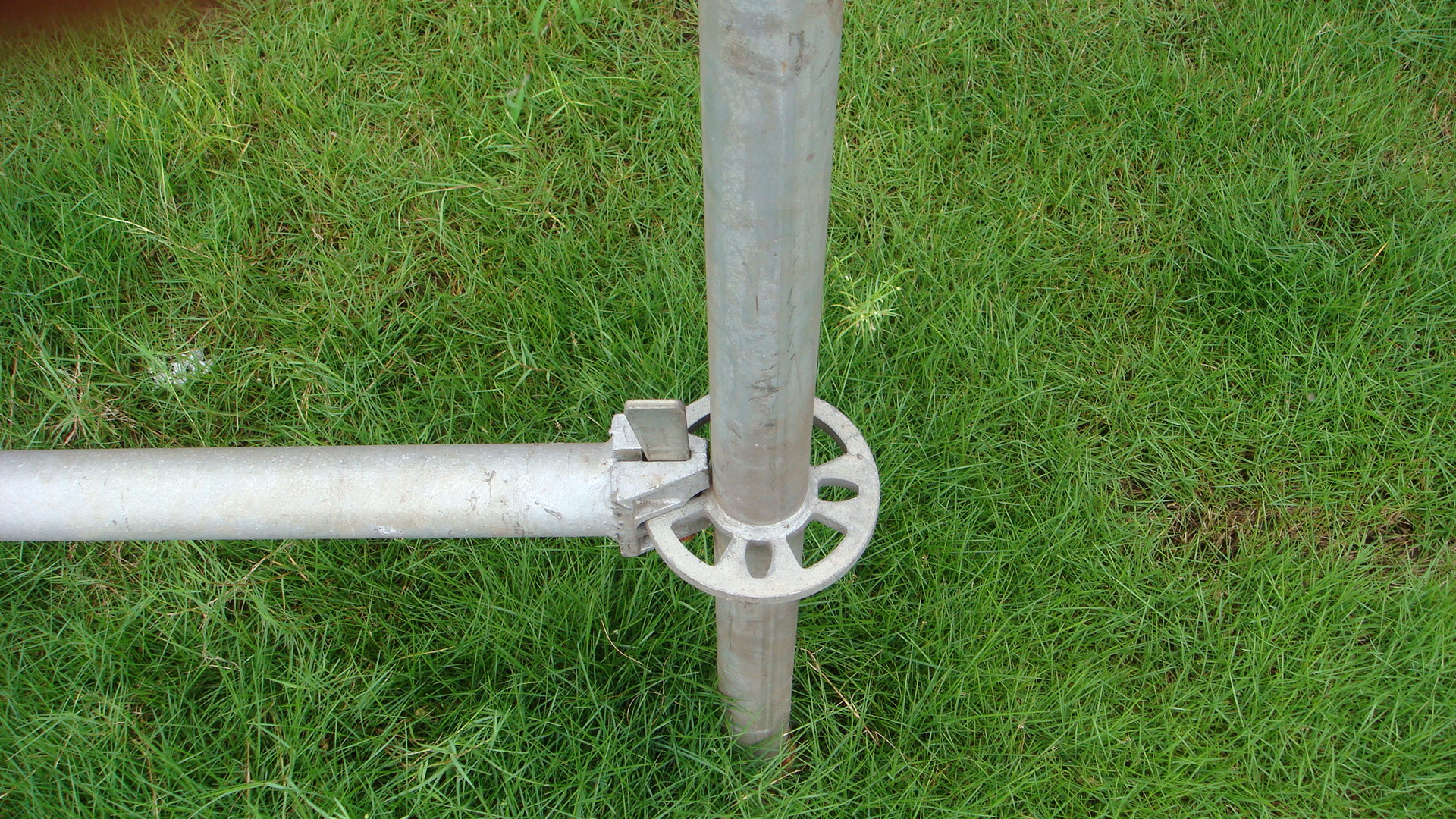  p>圆盘式脚手架是一种新型脚手架,该产品于上世纪八十年代从欧洲引进