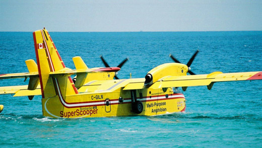 p>cl-415飞机是加拿大庞巴迪宇航公司研制的水陆两栖双发螺旋桨飞机.