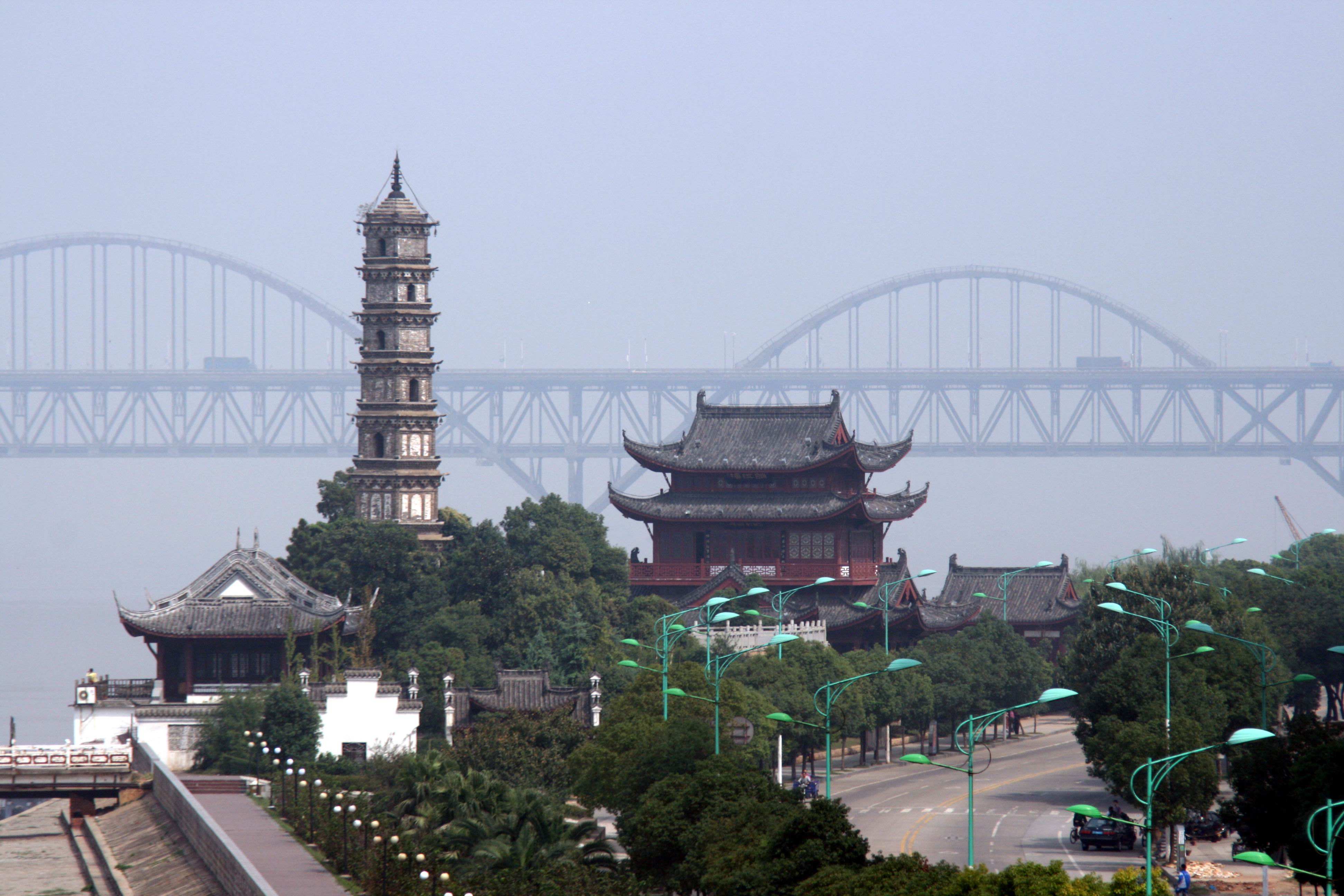  p data-id="tu3bk1bioujv">锁江楼塔,是江西九江的风水塔,又叫文峰塔