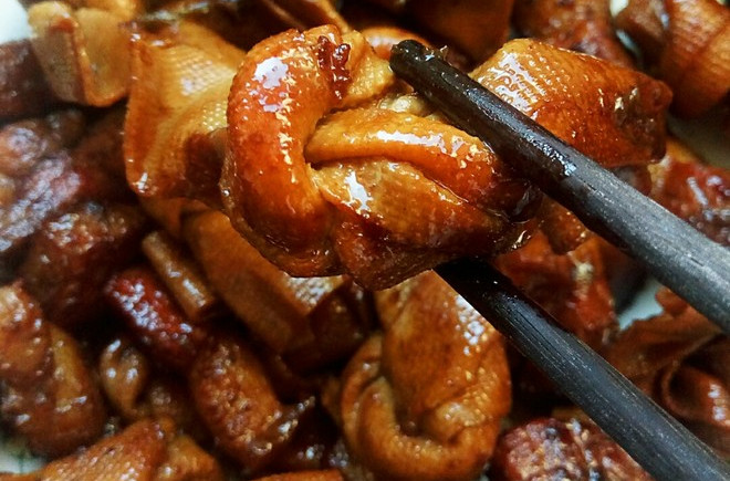  p>红烧豆腐皮是指用豆腐片,胡萝卜,木耳,甜豆荚为主料,配以蒜苗,红