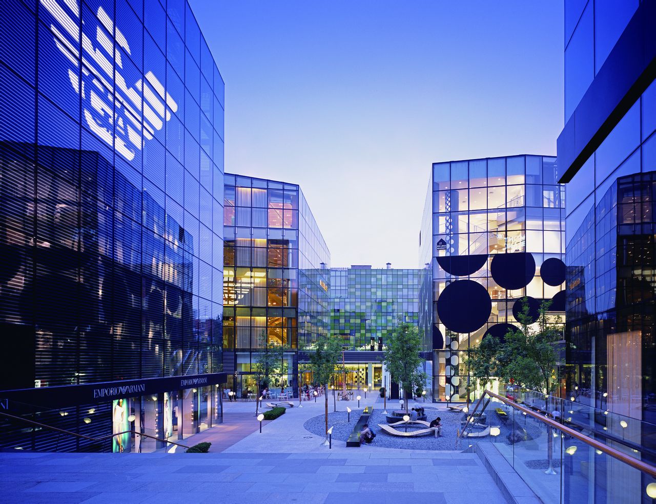 首个落成启用的综合商业项目,是开放式购物区,由19座低密度的当代 a