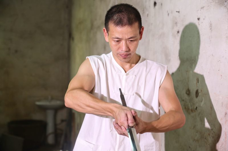 中国传统兵器刀剑折叠锻打传承人,龙泉钟石勇铸剑庄创始人. /p>