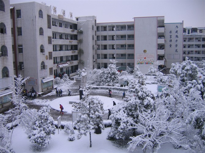  p>广丰区永丰中学创办于1957年,1996年9月搬迁到广丰区永丰街道北门