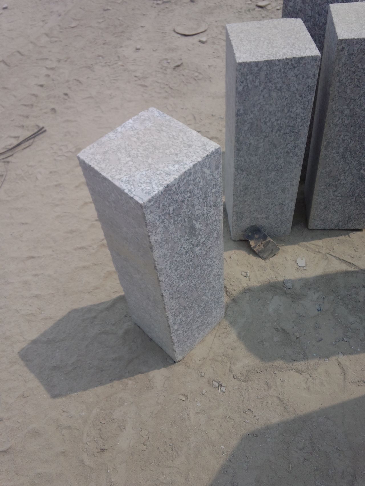  p>料石,dressed stone(也称条石)是由人工或机械