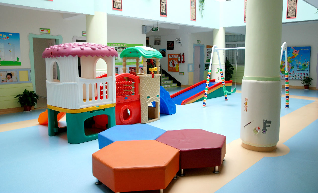 马荣一学期7千学费,世纪万科大概5千;多年来一直排在阳逻幼儿园排行榜