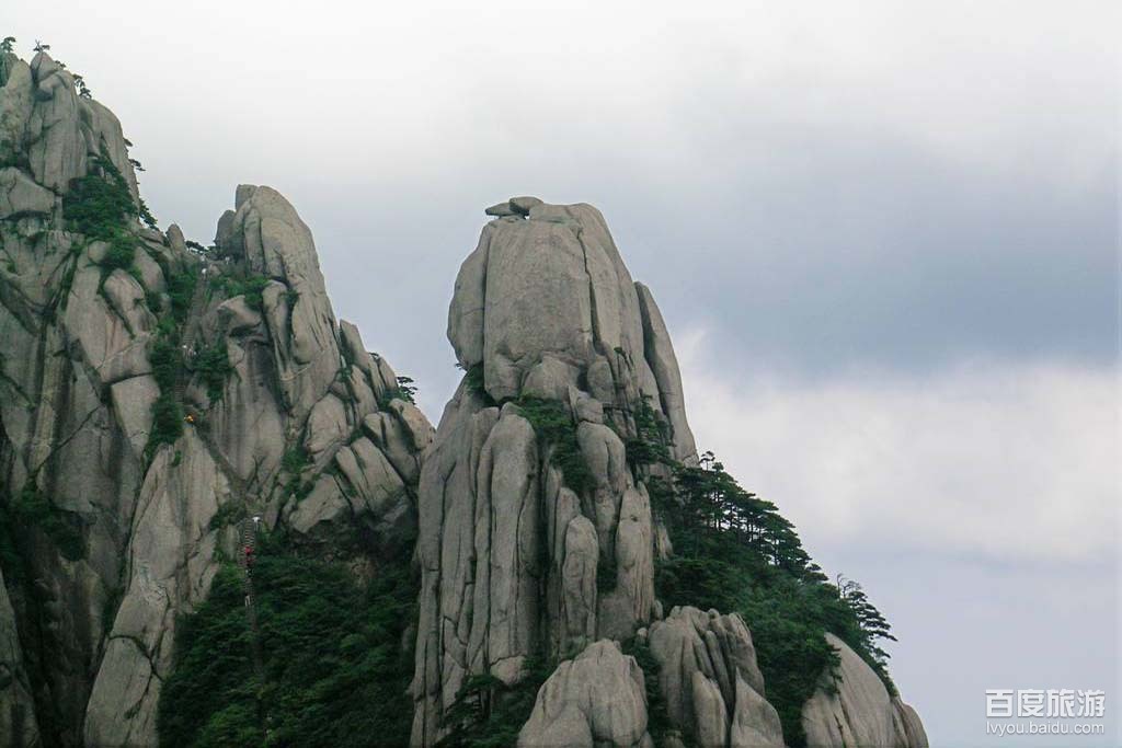  p data-id="gnx0kl0l62">松鼠跳天都为黄山耕云峰上一巧石,酷似活泼