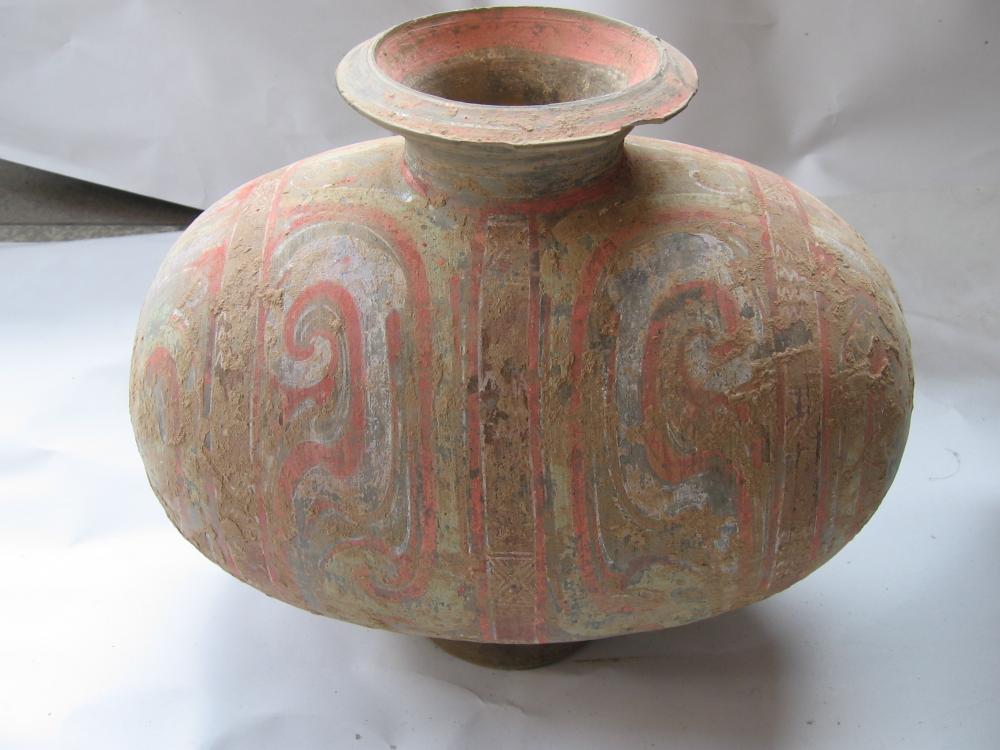 器呈唇口,短颈,圈足,腹呈横向长椭圆状.初为战国时期秦国