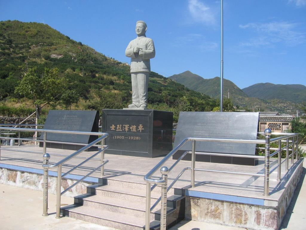  p>卓恺泽烈士墓,位于 a target="_blank" href="/item/奉化市