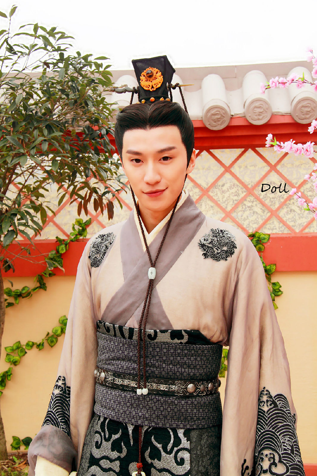  p>乔任梁 i>(1987年10月15日-2016年9月16日) /i>,出生于上海市,中国