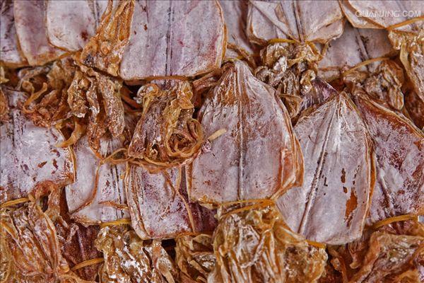  p>乌贼本名乌鲗,又称花枝, a href="#" data-lemmaid="1124307">墨斗