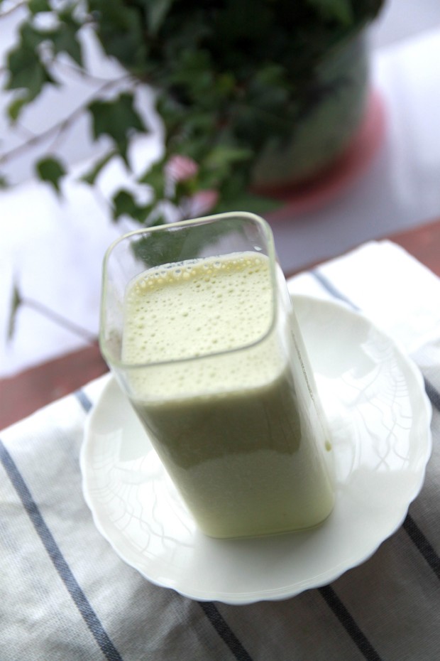  p>奇异香蕉牛乳汁是一道甜品,主料是香蕉,奇异果,鲜牛奶. /p>