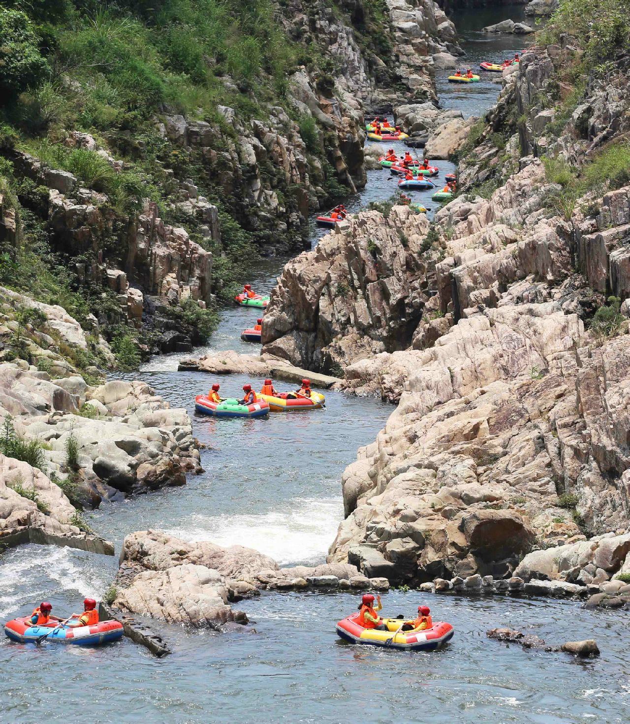  p>五指山红峡谷文化旅游风景区位于海南省五指山市南圣镇,距离五指山