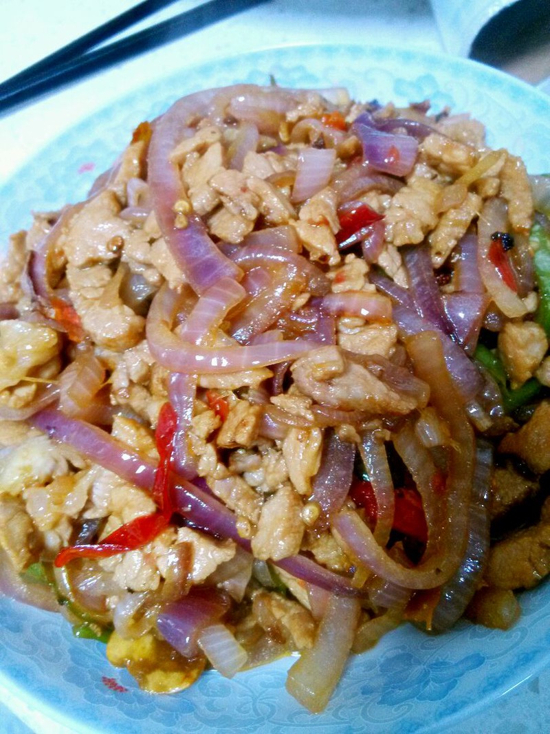  p>洋葱炒肉是一道健康美味的家常炒菜,洋葱有软化血管的作用,是人们