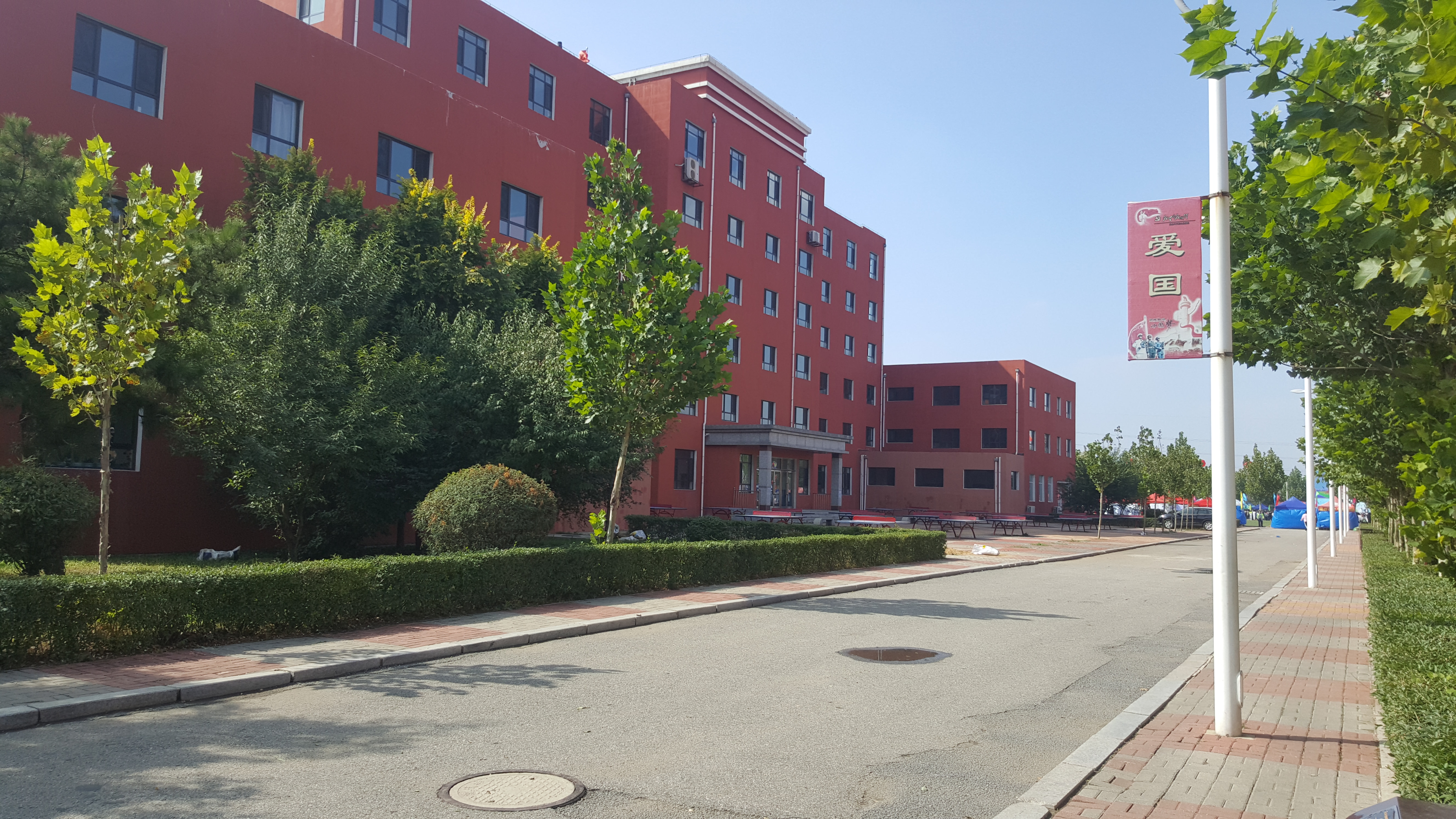 是海城市的一所重点高中