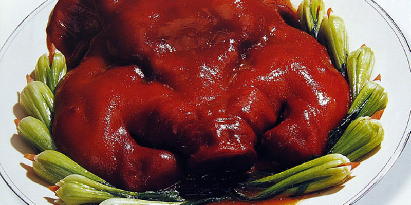  p>扒烧整猪头是江苏地区传统名菜,属于 a href="#" data-lemmaid="