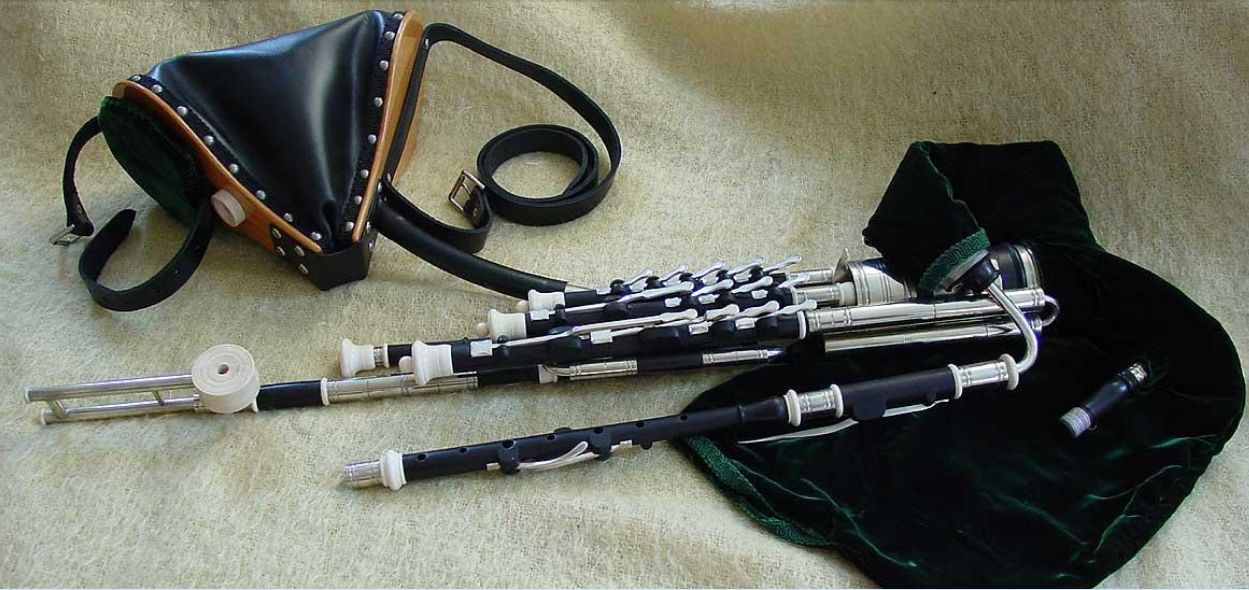  p>常见的传统苏格兰风笛主要有两种,高地风笛和小风笛.