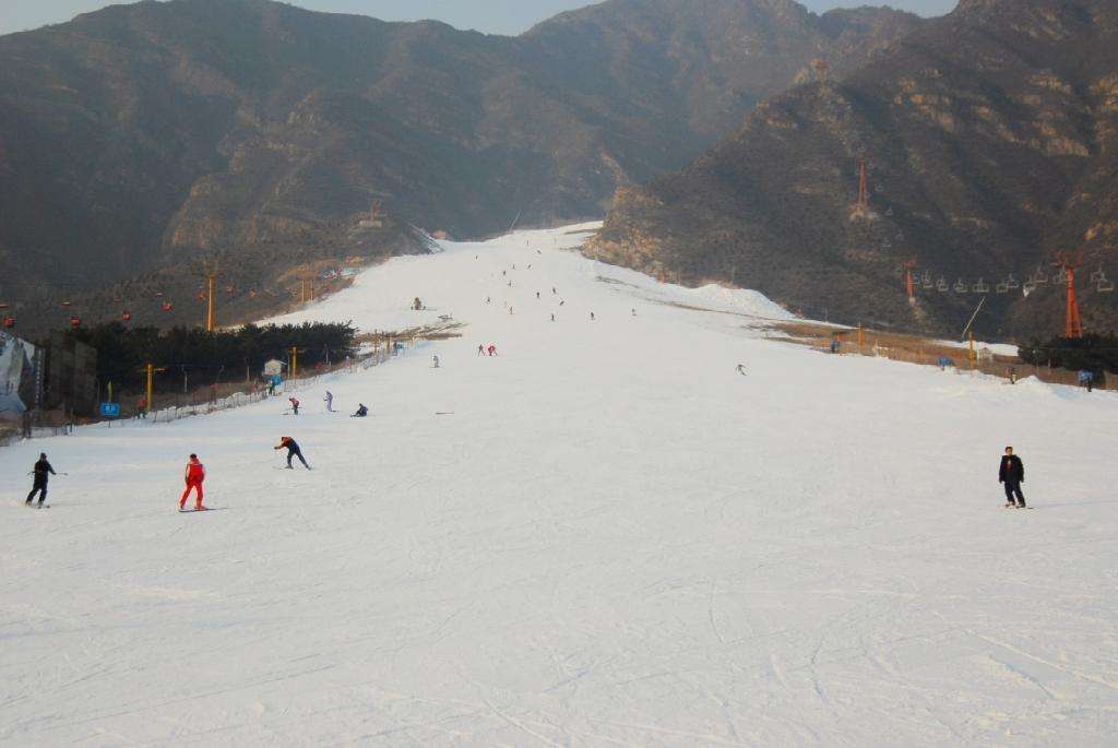 龙滑雪场于一九九九年建成,位于国家级生态环境示范区---北京夏都延庆