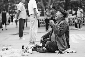 在20多年里,靠乞讨收养了 b>8名 /b>弃儿,将5个护养成人,养活智障老人