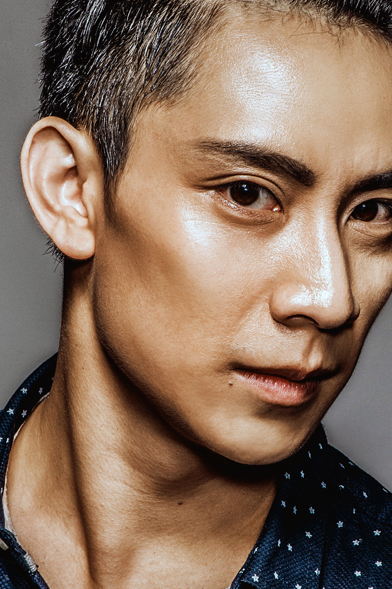 中国内地男演员,华语歌手,炬映传媒创始人,豪华时尚的明星气质,配与