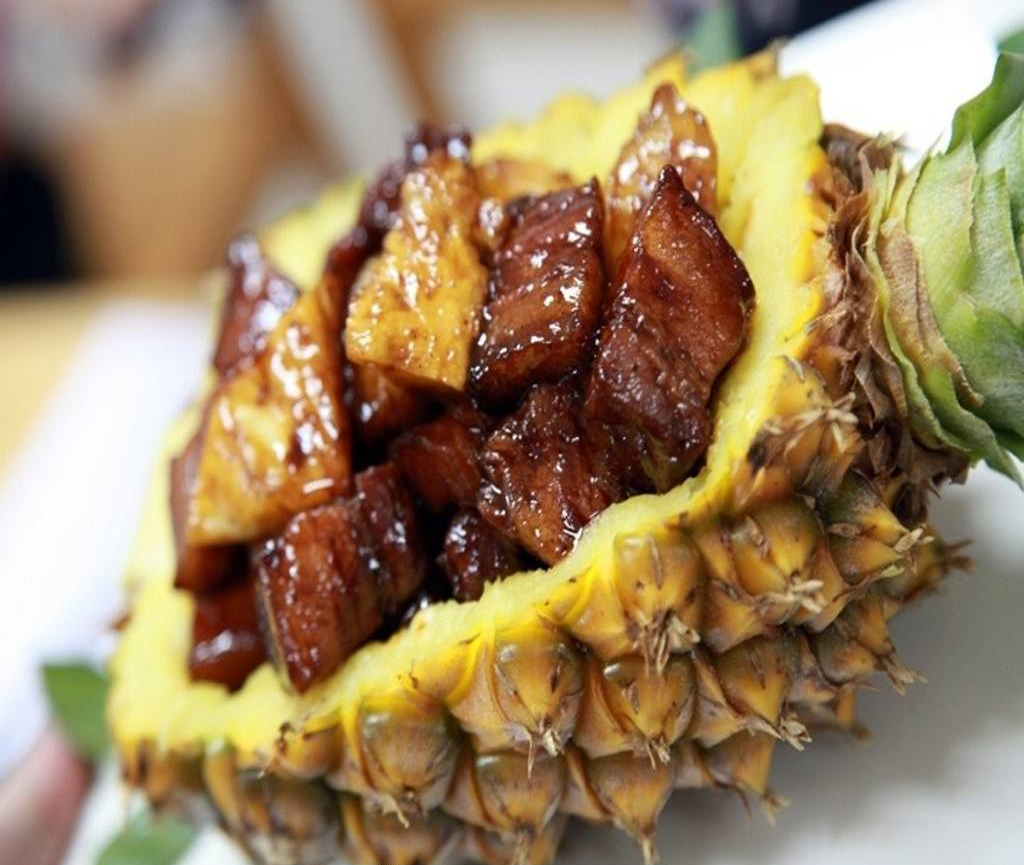  p>菠萝红烧肉是一道美味佳肴,主料是猪肉,菠萝. /p>