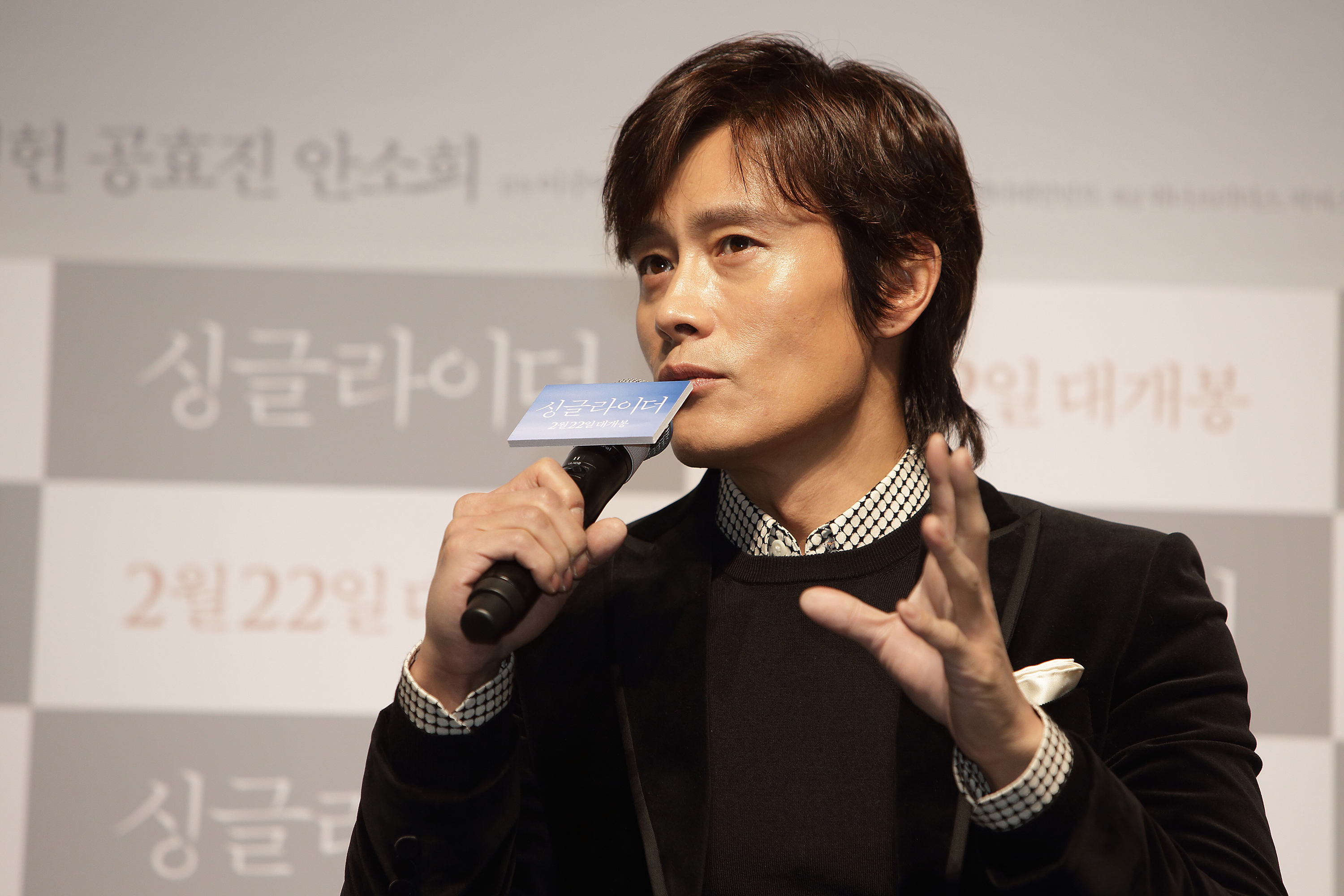 是由李朱英执导, a target="_blank" href="/item/李秉宪/160567"