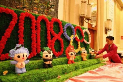 工作人员正细心摆放奥运会吉祥物福娃