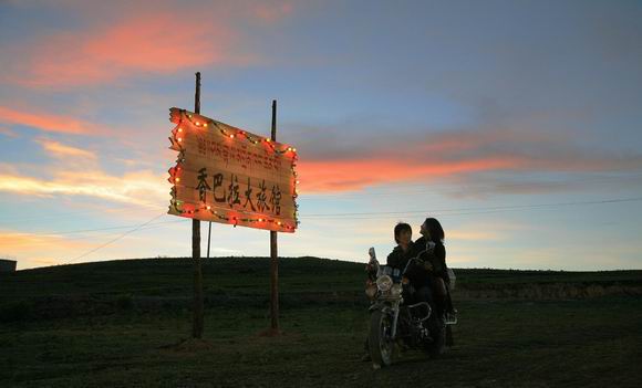  p>《这儿是香格里拉》是由 a href="#" data-lemmaid="7116968">丁乃