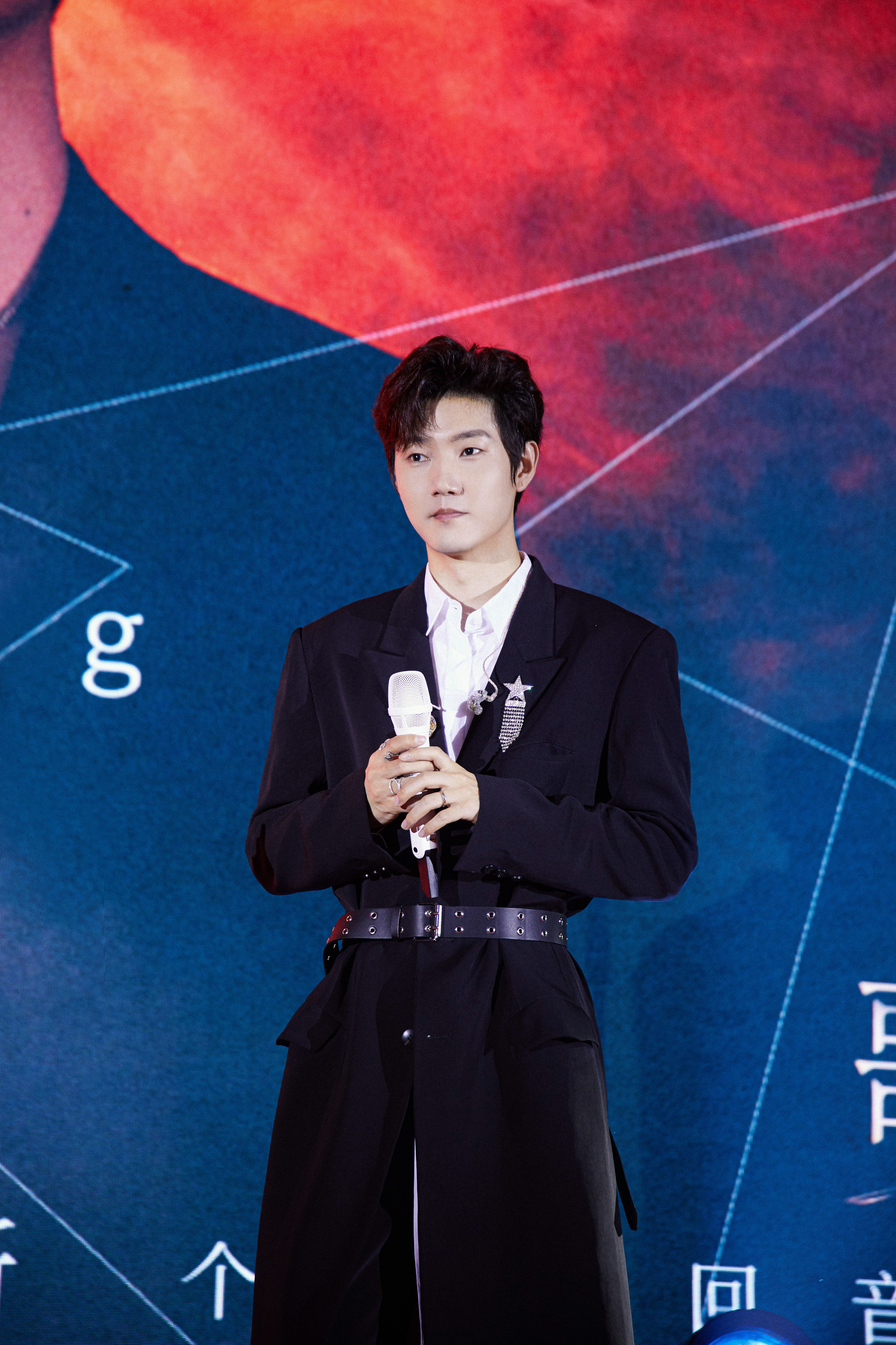  p>王晰,1985年4月9日出生于辽宁省营口市,中国内地流行乐男低音歌手