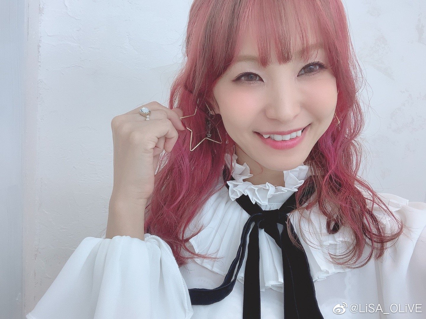  p>lisa,本名织部里沙,1987年6月24日出生于日本岐阜县,日本女歌手.