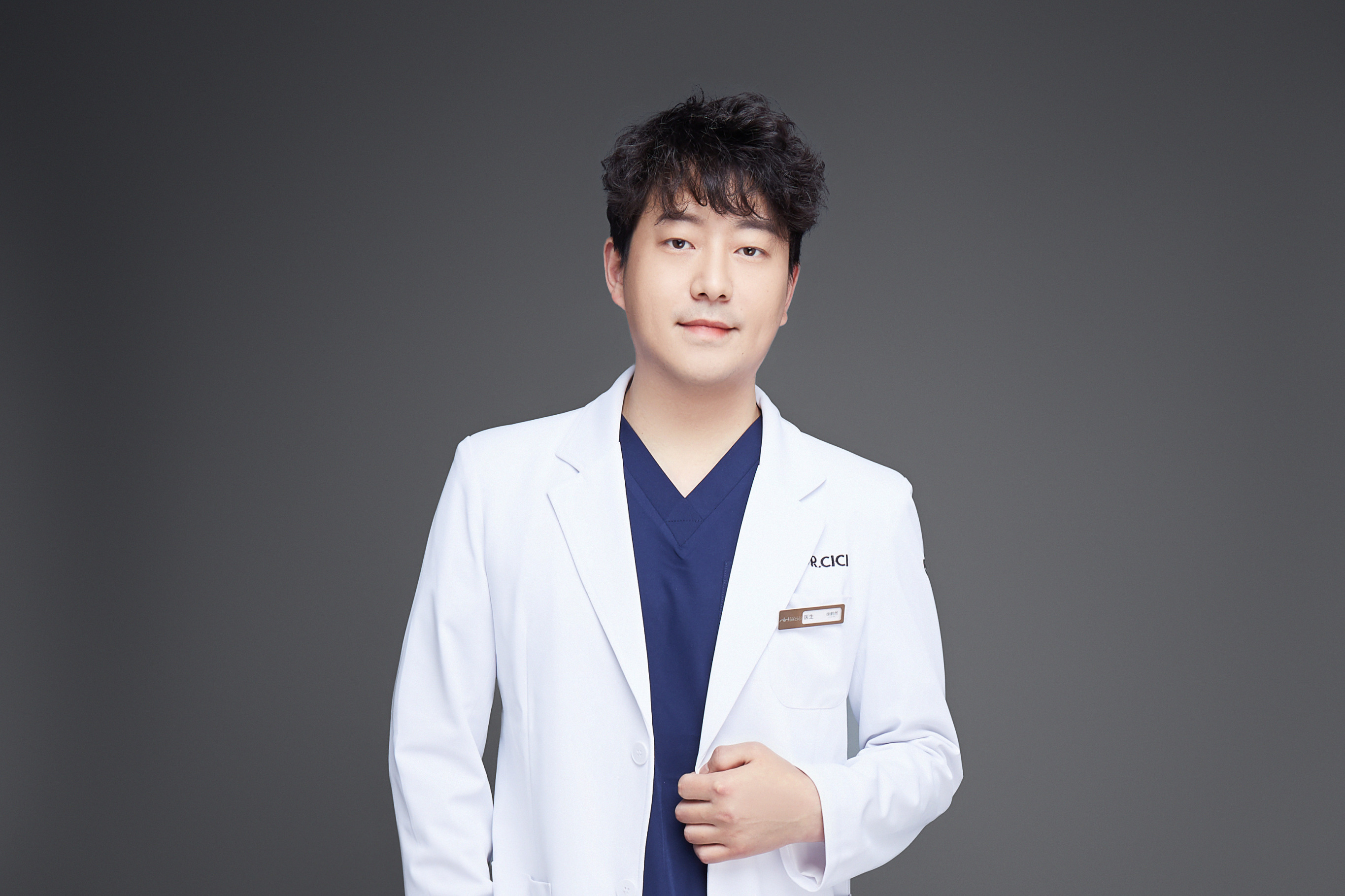  p data-id="sdgketf07ayt">徐鹤然,男,执业医师,现执业于南京苏朗