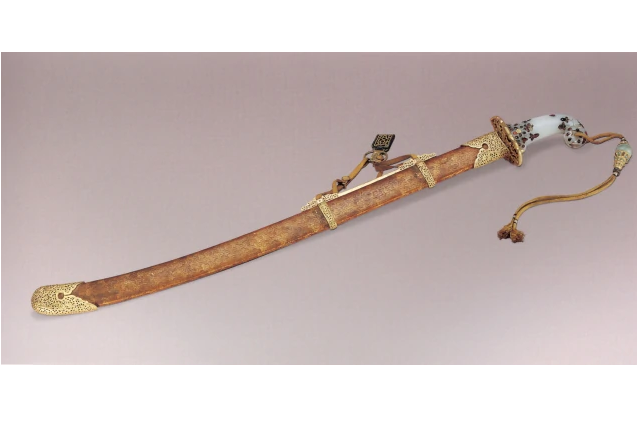 白玉嵌宝石柄金桃皮鞘炼精腰刀