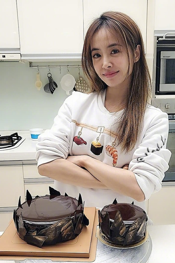 蔡依林素颜近照曝光，与浓妆判若两人，网友：完全看不出近40的人_百科TA说