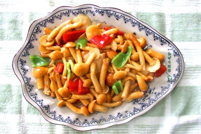  p>滑子菇炒肉是一道简单的家常美食,制作原料主要有滑子菇,猪肉,葱花