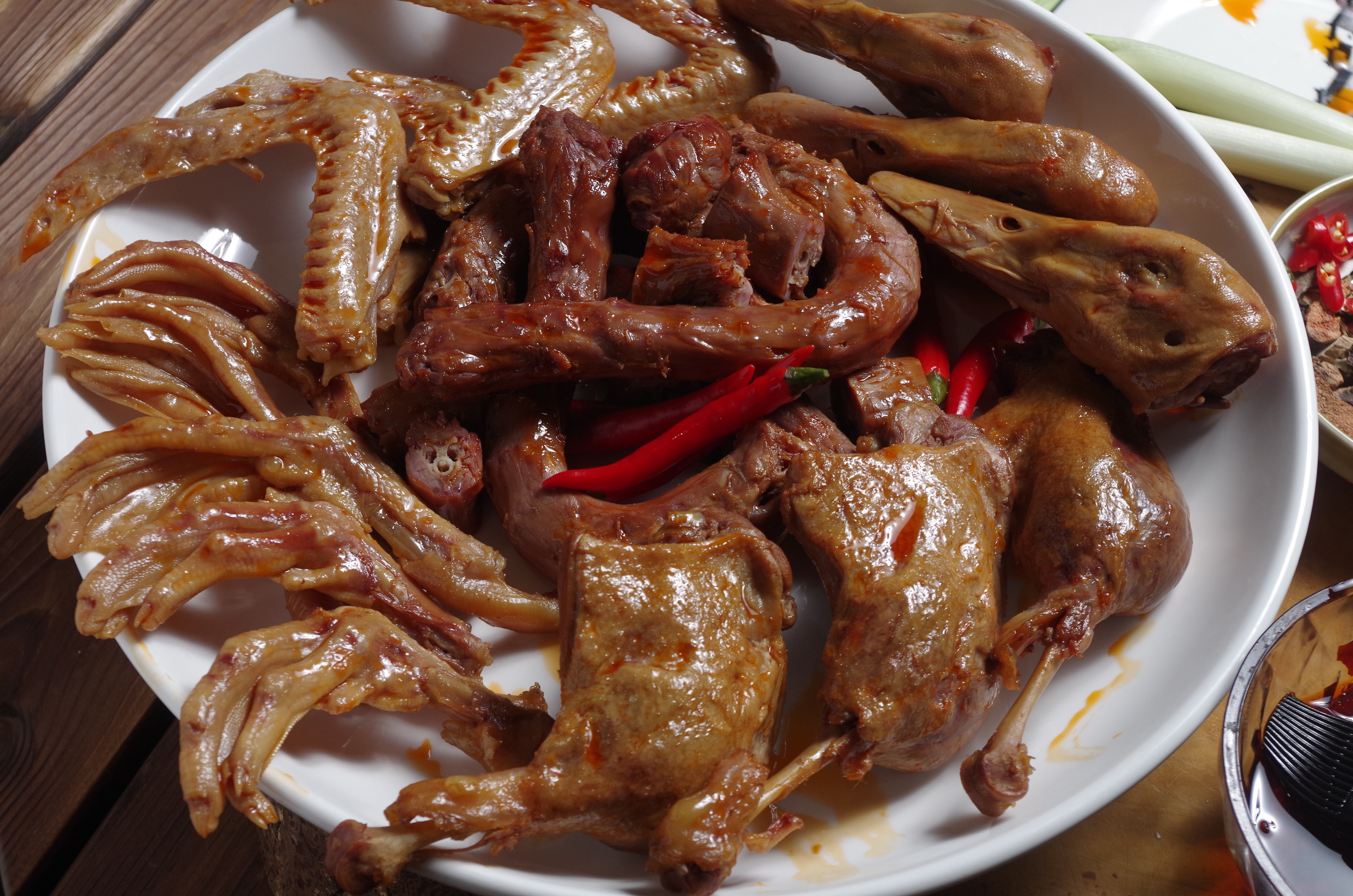 鸭心,鸭舌,鸭翅,鸭掌,鸭腿,鸭锁骨,鸭肝,鸭肠,鸭胗等,以及各种素菜