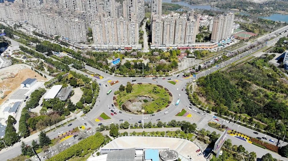  p data-id="gn2yatslkm">八匹马转盘,位于贵州省贵阳观山湖区.
