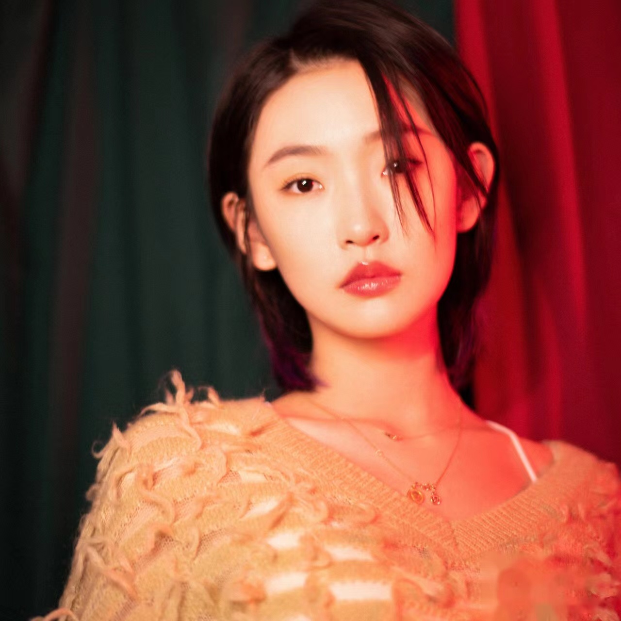  p data-id="gncoen4g4s">周依然,1996年10月30